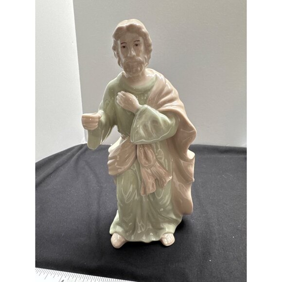 Royal Doulton 2005 Holiday Nativity Scene Joseph (NO Staff or Box) - Picture 1 of 8